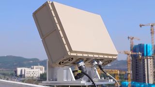 Radar de surveillance pour détecter des cibles en mouvement
